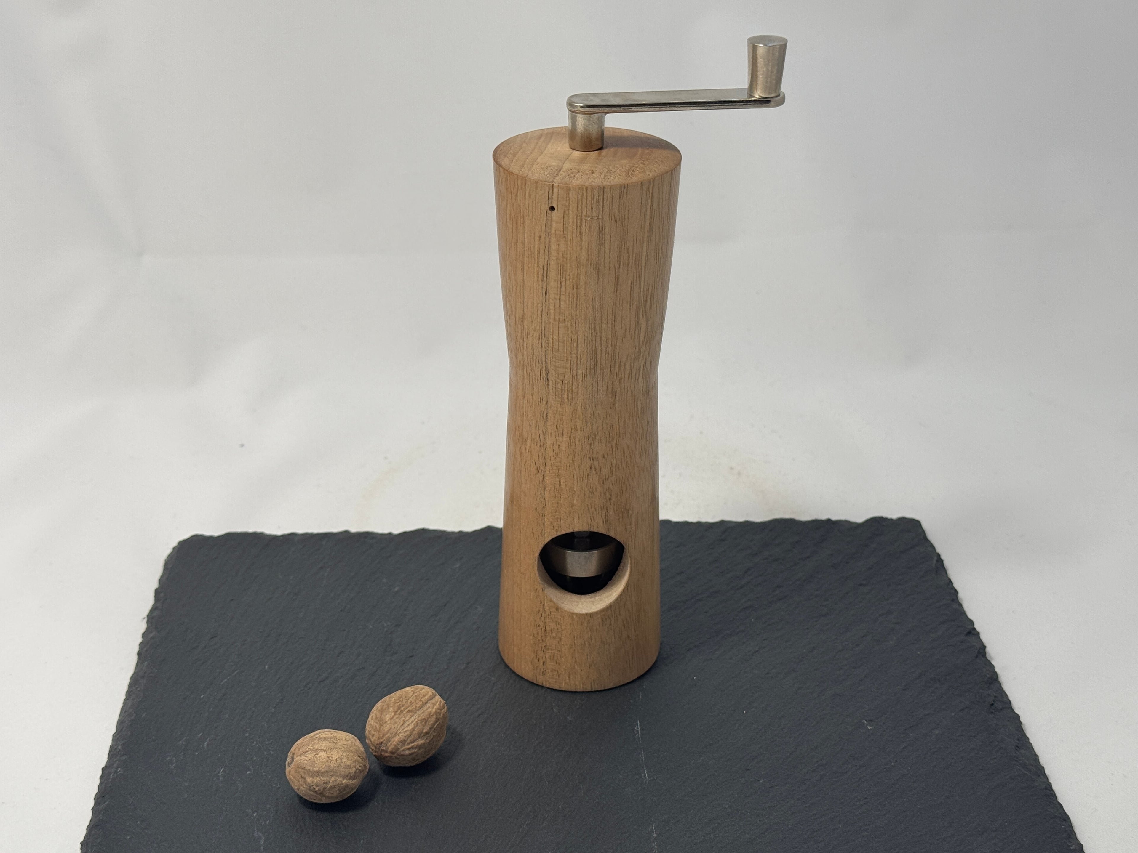 Muskatnussmühle aus Walnussholz – Bild 1