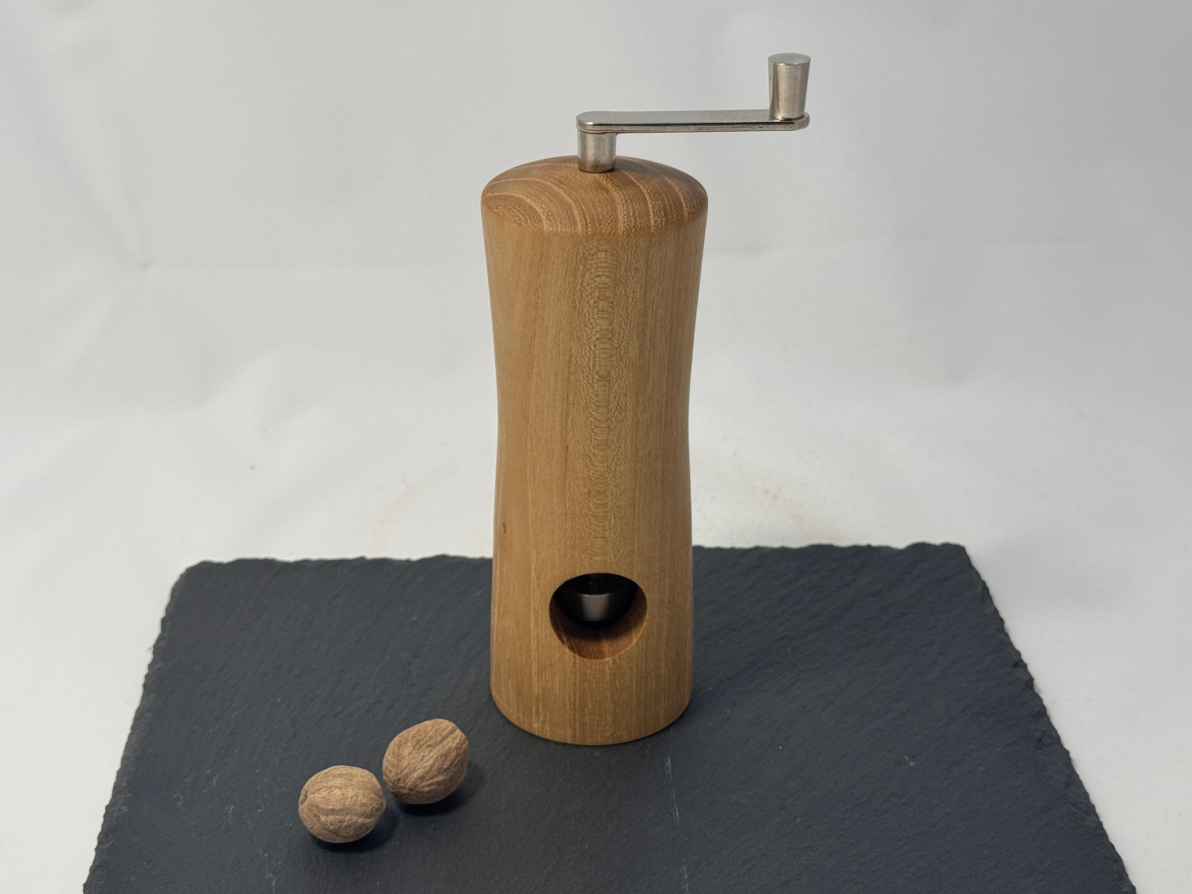 Muskatnussmühle aus Akazienholz – Bild 1