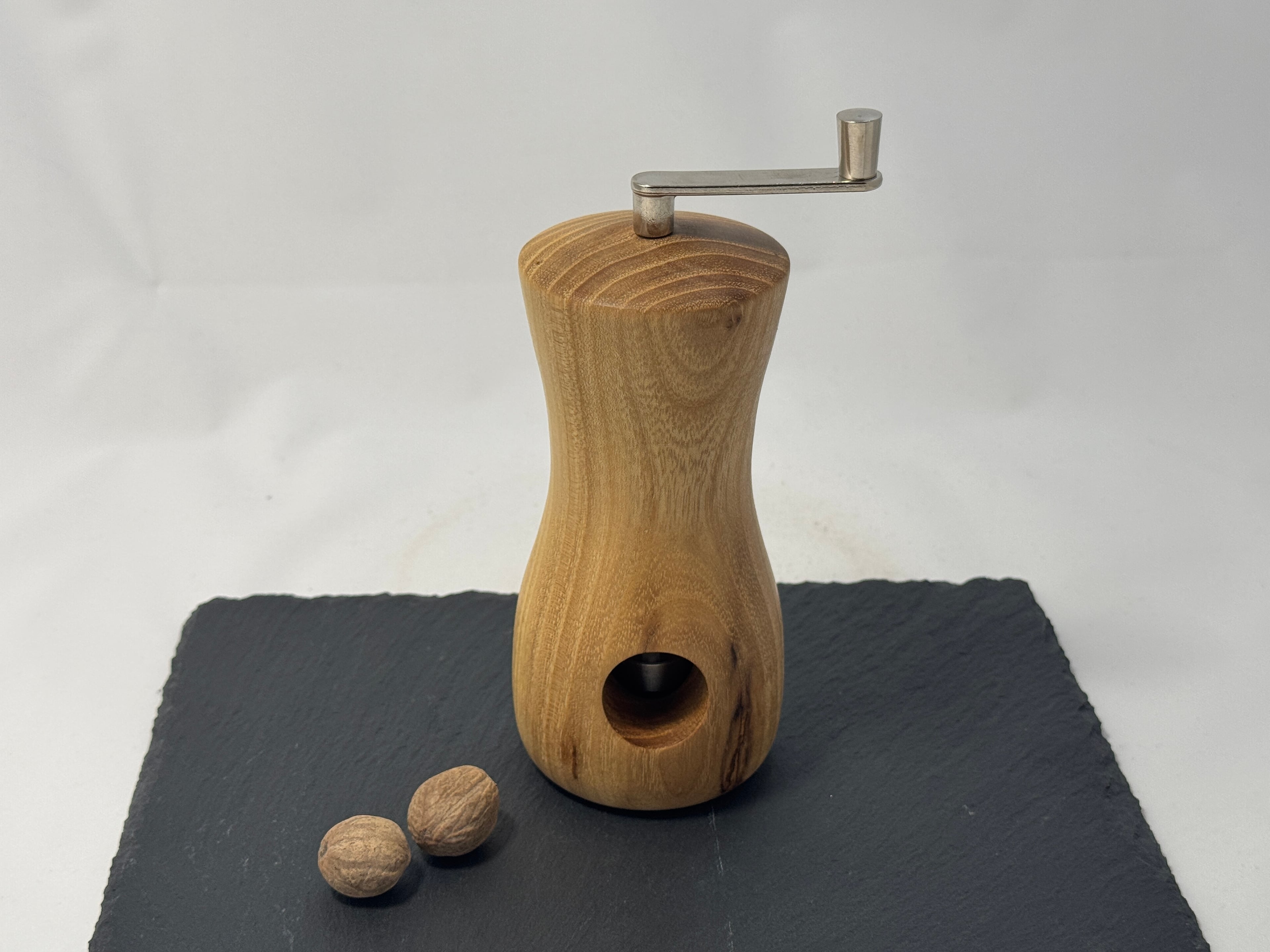 Muskatnussmühle aus Akazienholz – Bild 1