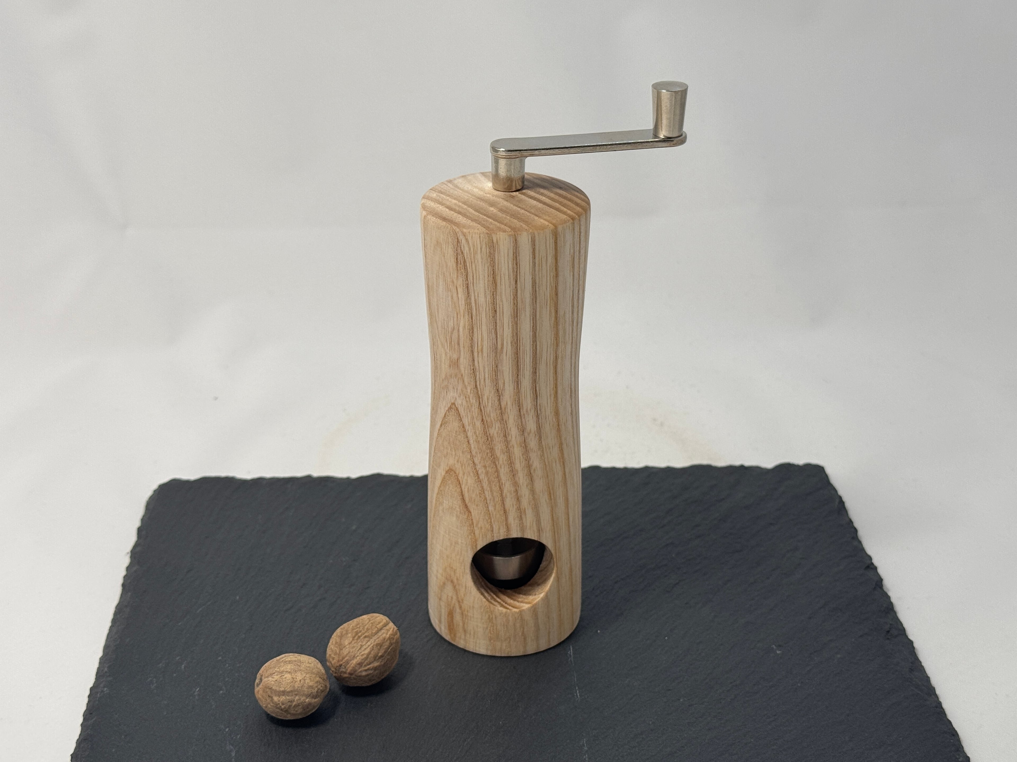 Muskatnussmühle aus Eschenholz – Bild 1