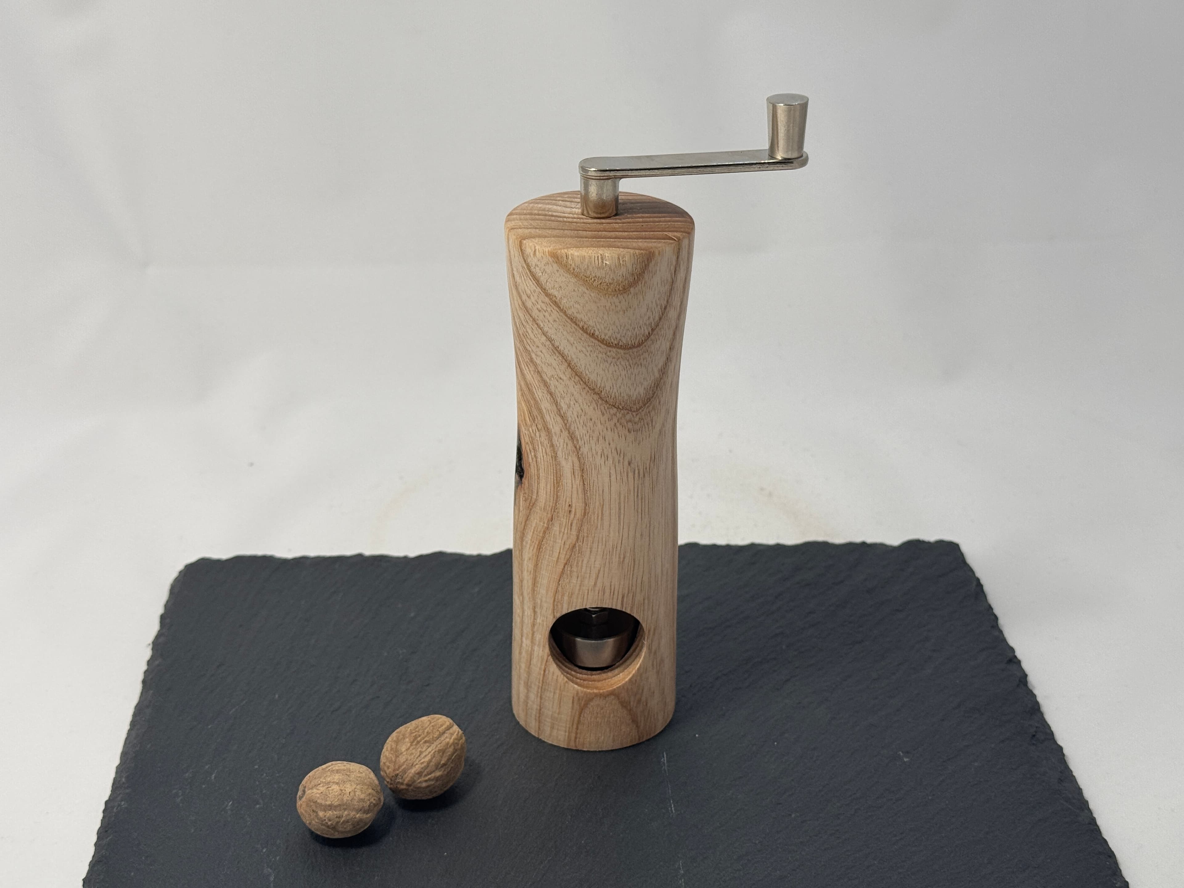 Muskatnussmühle aus Eschenholz